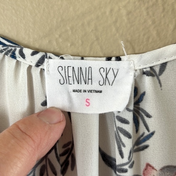 Sienna Sky mock wrap dress white w/flowers flutter sleeves lined bottom size S - Picture 3 of 15